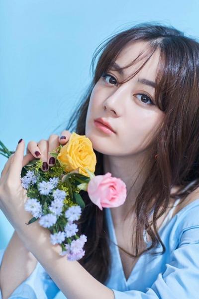 迪麗熱巴淺藍色連衣裙亮相， 清新裸妝少女感十足！